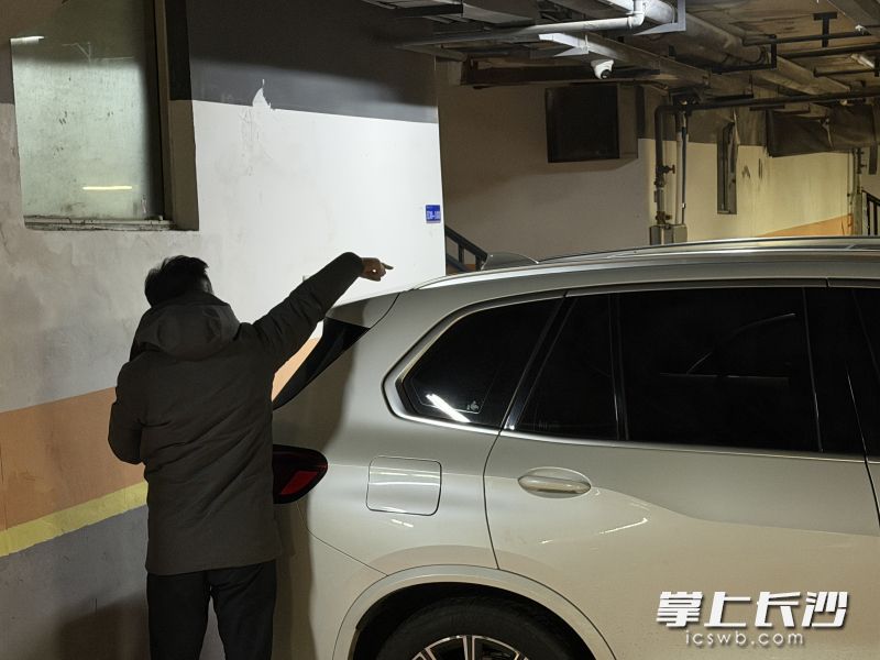 朱先生指着车顶天线说,这就是价值一万多元的“鲨鱼鳍”。 长沙晚报全媒体记者 曹开阳 摄 朱先生指着车顶天线说,这就是价值一万多元的“鲨鱼鳍”。 长沙晚报全媒体记者 曹开阳 摄