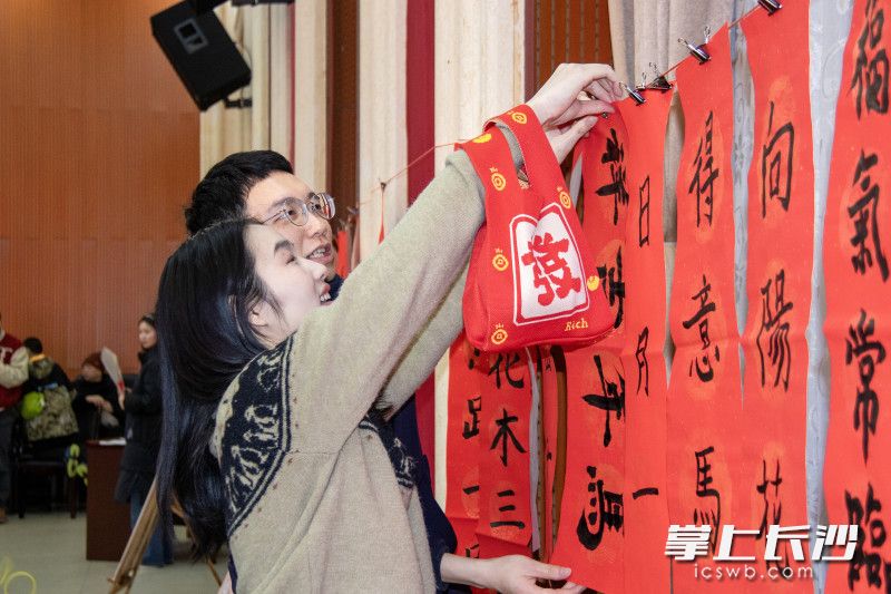 市民在自选春联。