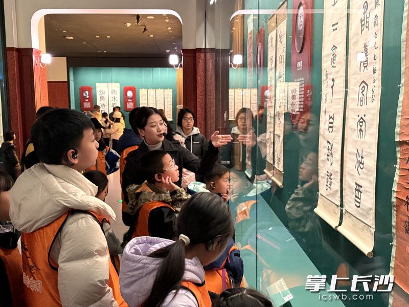 省博物馆的讲解员带领孩子们赏析书画作品。