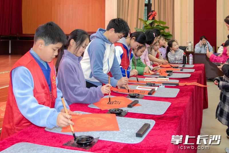 小小书法达人为市民、游客写春联。 均为长沙晚报全媒体记者贺文兵摄