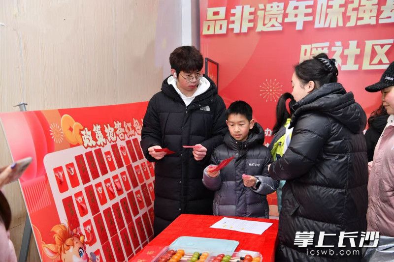 非遗知识谜题装进红包，大家玩得不亦乐乎。 均为长沙晚报通讯员郭丹摄