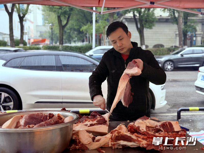 工作人员切出400份年猪肉，送给环卫工人、骑手、好人模范和志愿者代表。