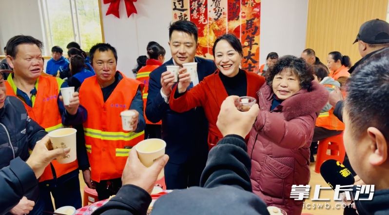 三位“湖南好人”席间给大家送新年祝福。