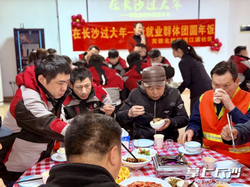 “在长沙过大年”，骑手和环卫工人吃得开开心心。 均为长沙晚报全媒体记者李卓摄