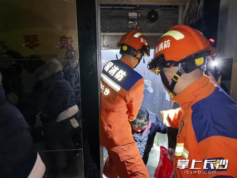 消防员正在进行救援。 长沙晚报通讯员 徐秋华 摄