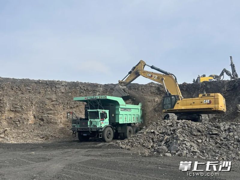 希迪智驾无人矿卡在呼噜斯太矿日常作业。受访者供图