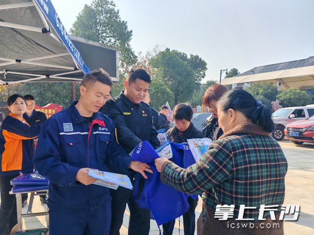 工作人员发放宣传资料,推动安全知识进社区、进家庭、进商户。 工作人员发放宣传资料,推动安全知识进社区、进家庭、进商户。