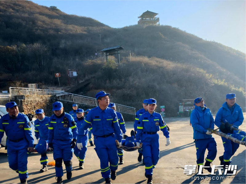 活动组委会邀请了岳麓蓝天救援队为此次赛事提供安全保障。图为蓝天救援队在各赛段进行安全演练的场景。