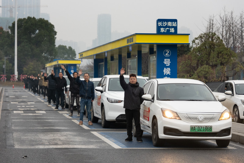 作为此次公益服务的重要一环，喜行约车在长沙高铁南站东广场全新启用了便民候车专区。