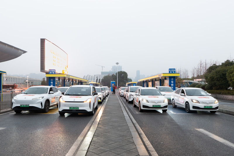 2月10日，喜行约车调动30台“爱心专车”，为长沙高铁南站、机场及高速服务区的返乡旅客提供专项护航服务。均为 湘江早报全媒体记者 黄荣佳 摄