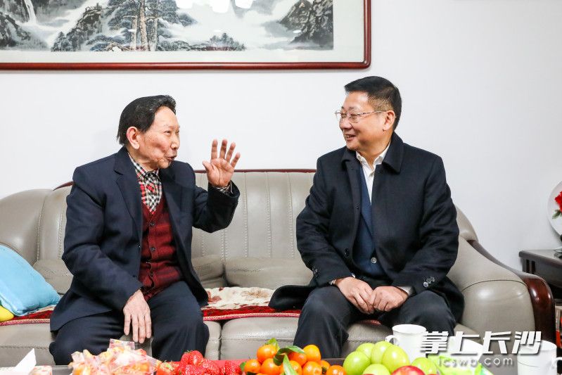 陈博彰看望慰问老同志袁汉坤。