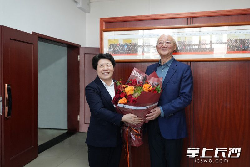 新春佳节将至，省委常委、市委书记吴桂英慰问中国工程院院士、遗传药理学和临床药理学家周宏灏。