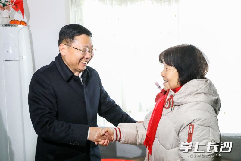 陈博彰看望慰问老党员谭素娥。