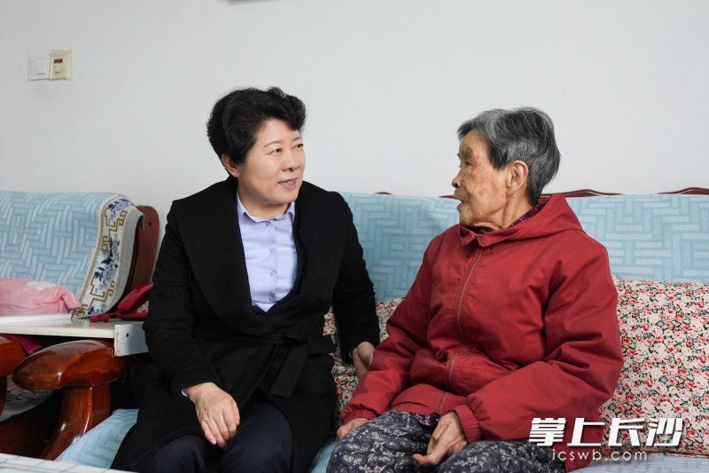 吴桂英看望慰问傅玉平。 均为长沙晚报全媒体记者 郭雨滴 摄