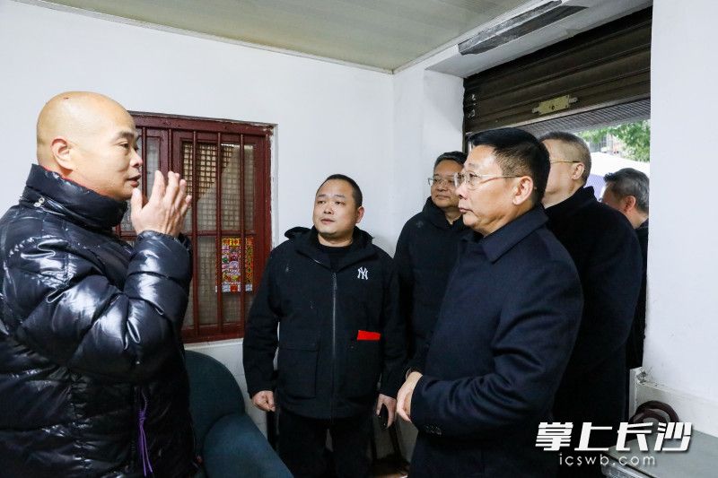 陈博彰看望慰问谢侃。均为长沙晚报全媒体记者 董阳 摄