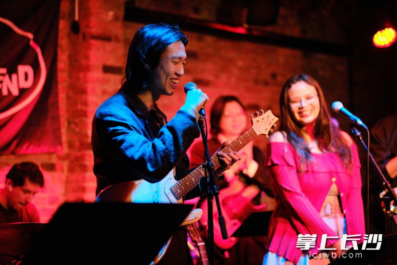 黄政淳在纽约 The Bitter End 音乐现场演出。 均为受访者供图