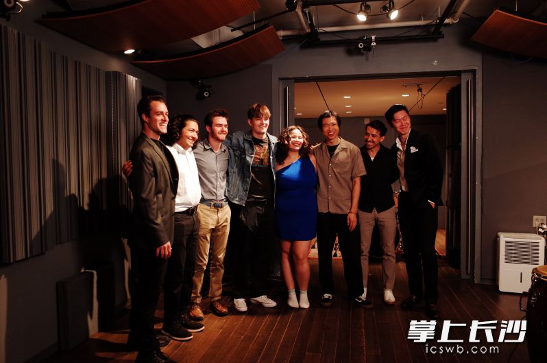 黄政淳（右三）和中外乐手合影。