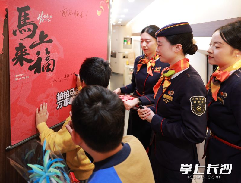 不少旅客在许愿板上写下祝福。