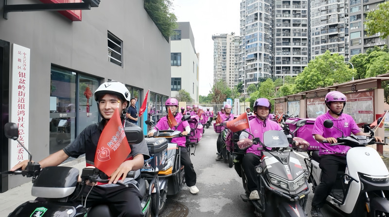 骑手们成为社区的“移动探头”，从“服务对象”转变为“治理伙伴”。