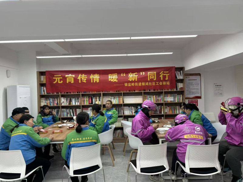 爱心驿站成为骑手休憩的温馨港湾。