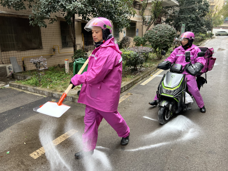 骑手在雨雪天气中，护航居民安全出行。