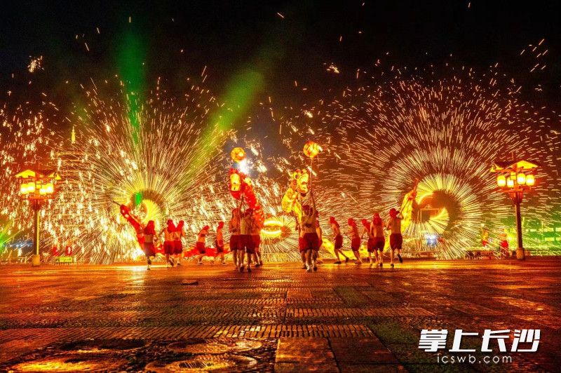 打铁花。 打铁花。