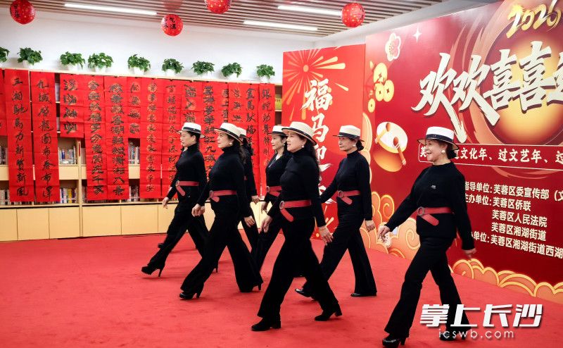 社区文艺队的队员在走秀。 社区文艺队的队员在走秀。