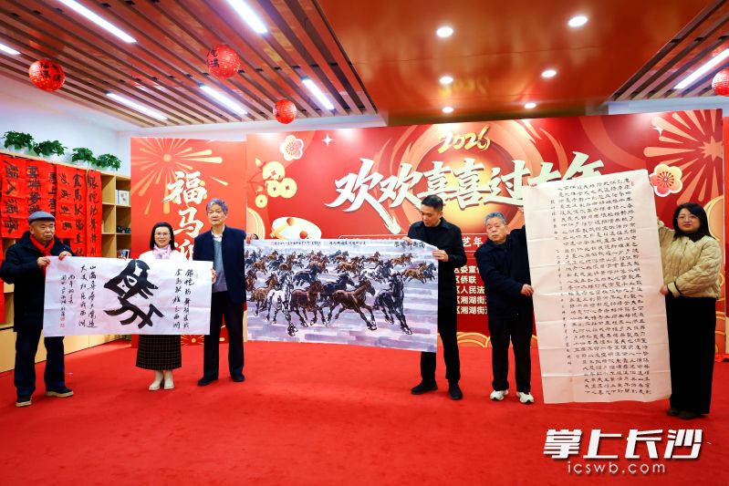 画作“福马迎春”。 画作“福马迎春”。