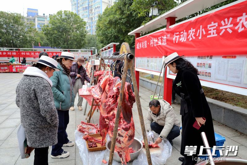 年货市场年货琳琅满目。 年货市场年货琳琅满目。