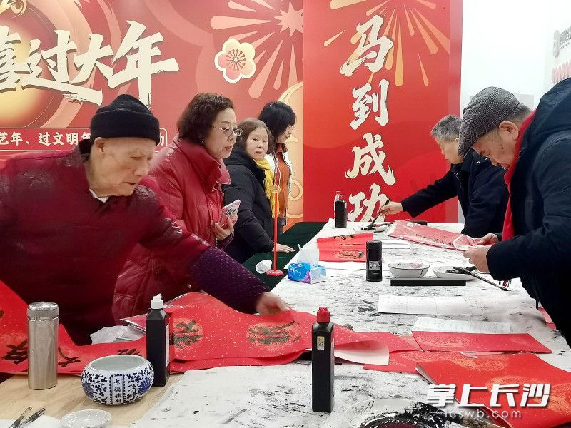 书法家为居民写春联。 书法家为居民写春联。