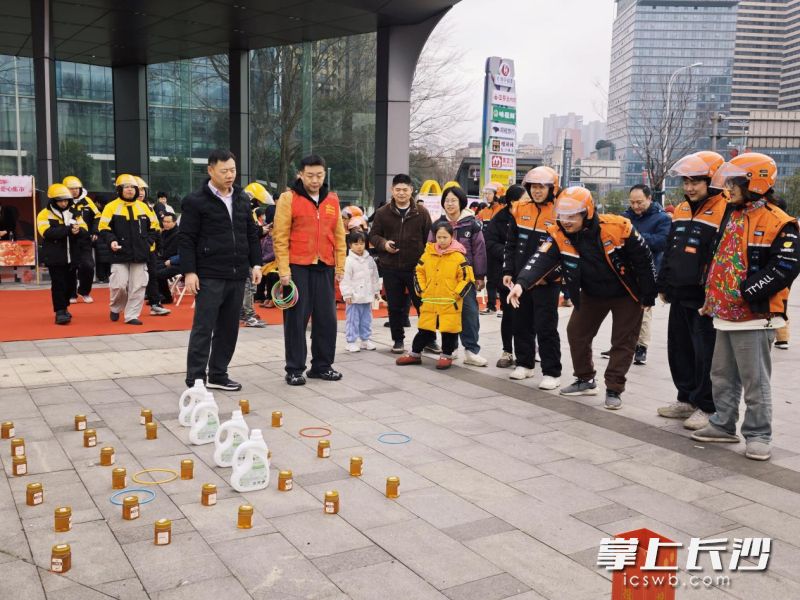 套圈活动吸引不少人参与。