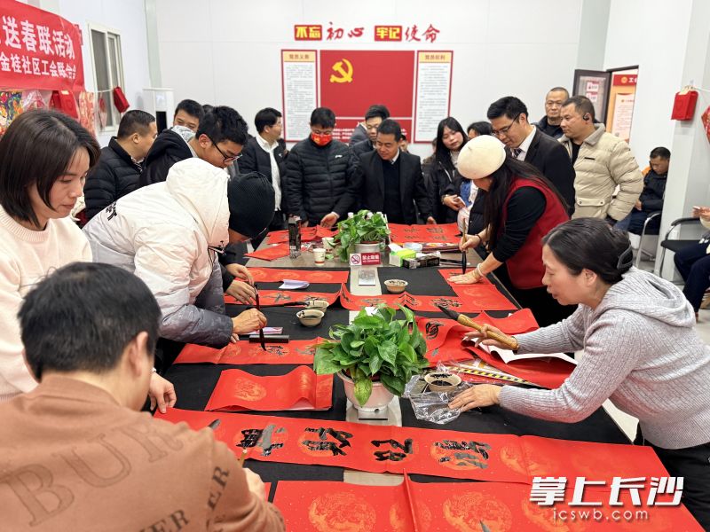 天心区老干书画协会老师们挥毫泼墨，写就一副副春联和福字。 均为长沙晚报通讯员周柔供图