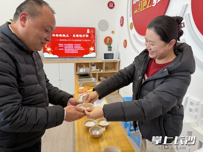 长沙亿鸿汽车租赁有限公司为司机师傅送上暖心汤圆。