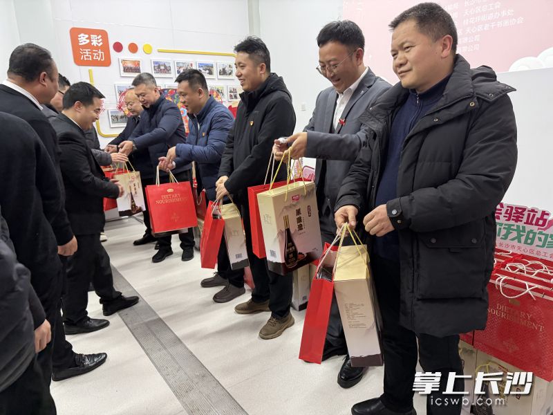 天心区总工会为网约车司机派发“新春大礼包”。