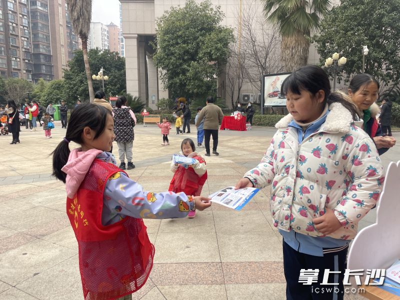 孩子们在小区里宣传。