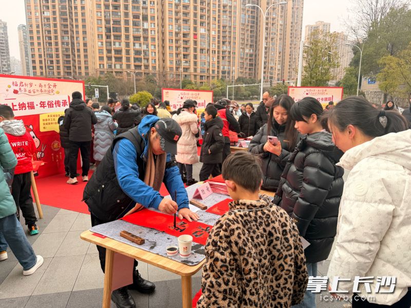 写春联“马”上纳福。