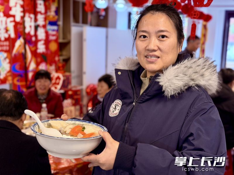 小年宴上，管家杜莉精心炖“妈妈味”的筒子骨炖玉米。