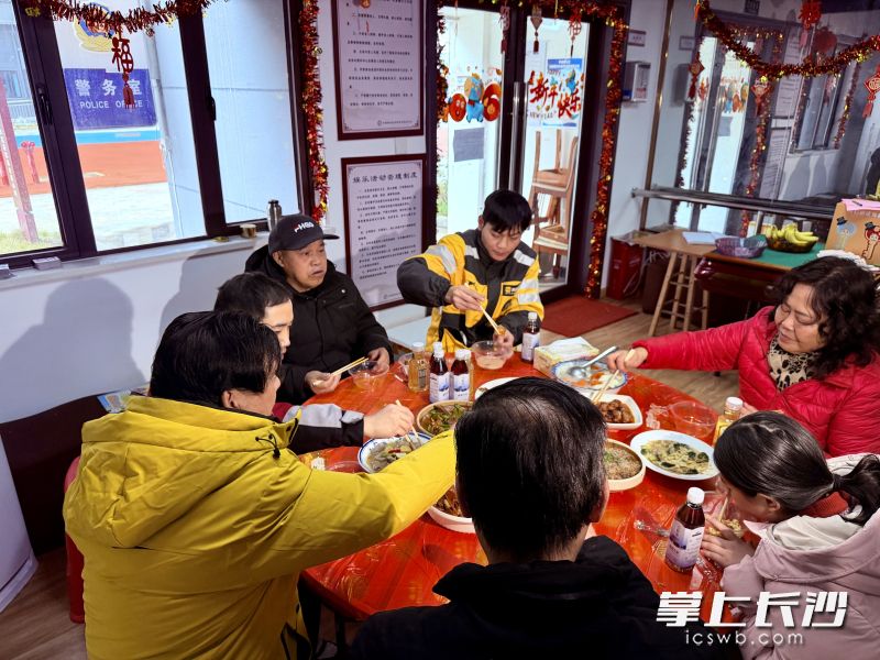 骑手等新就业群体代表也受到热情款待。