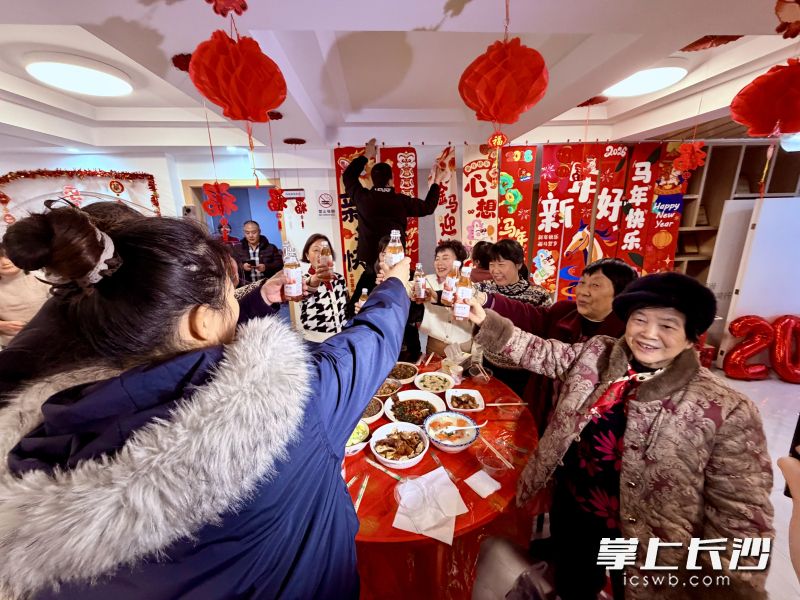 24小时不打烊的社区党群服务中心里，管家们张罗起暖胃暖心的小年宴。  均为长沙晚报全媒体记者李卓摄