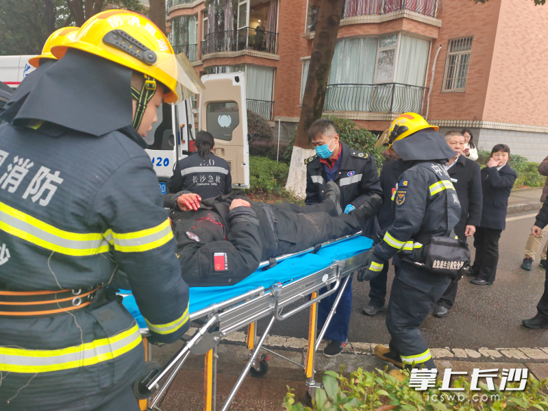 消防人员正在营救受伤人员。  长沙晚报通讯员 彭宇环 摄