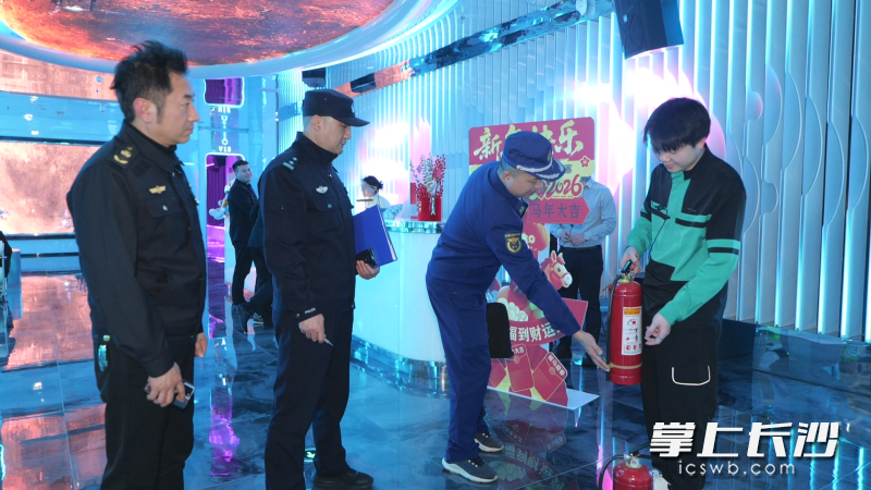 图为夜查现场。 长沙晚报通讯员 连鲲鹏 摄