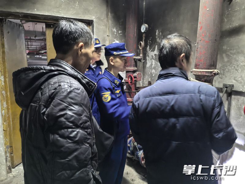 消防监督员在检查。 长沙晚报通讯员 杨璐琳 摄