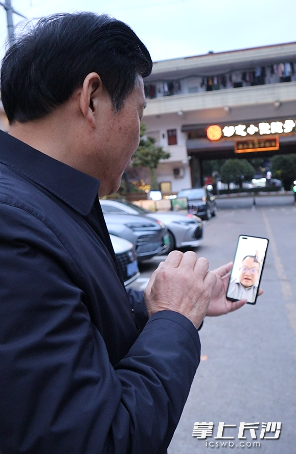 营救成功后，龙凤舞与远在柬埔寨的商会成员陈放通话。 长沙晚报见习记者 李茂健 摄