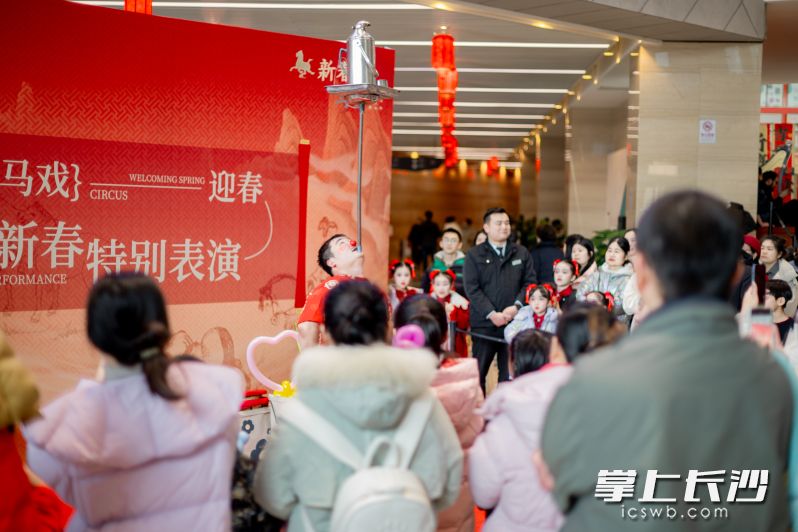 记忆中的年味，在杂技演员的表演中得到延续。