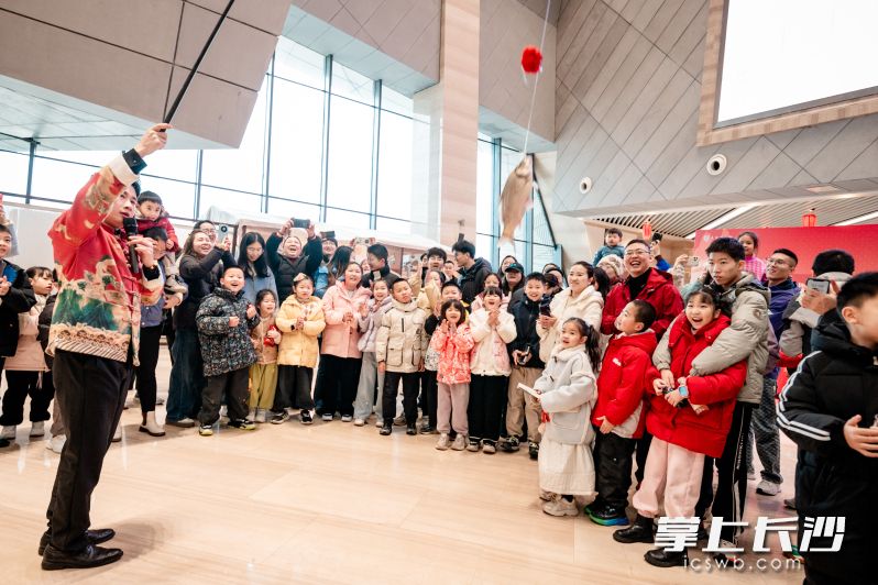 活动现场，小朋友们乐开怀。