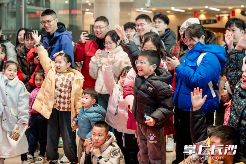 11日，长沙博物馆“马舞新春——丙午马年全球生肖文化大联展”迎新春系列活动火热举行，欢笑声满场。 均为长沙晚报通讯员李倩供图
