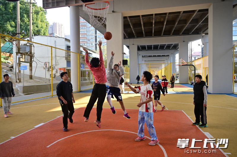 东风路立交桥下运动公园。 长沙晚报全媒体记者 余劭劼 摄