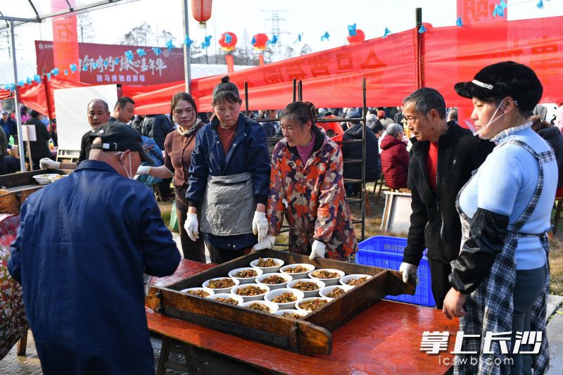 热气腾腾的团年菜依次上桌。