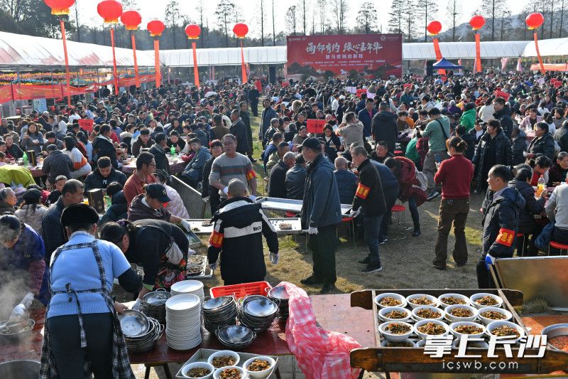 “开饭咯！”随着一声吆喝，热气腾腾的团年菜依次上桌。