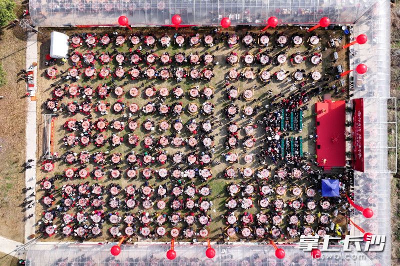 2月11日，也是腊月廿四南方小年，长株潭生态绿心深处，一场热气腾腾的“全村团圆宴”在雨花区跳马镇石燕湖村开席，场面颇为壮观。 均为长沙晚报全媒体记者王志伟摄